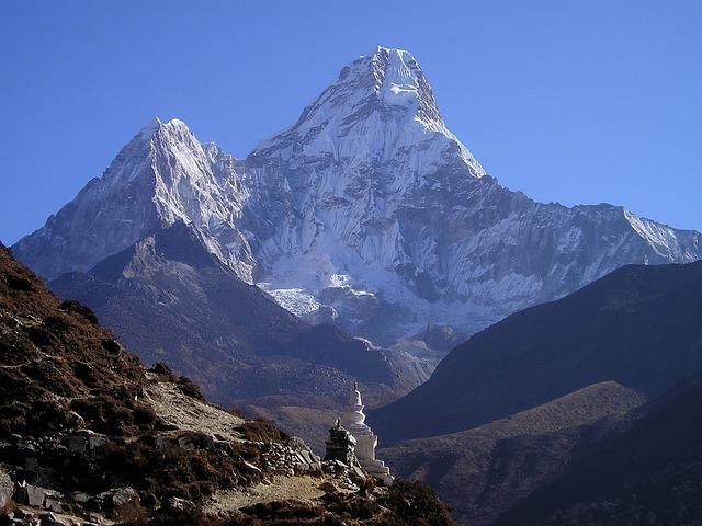 Photo of a mountain.